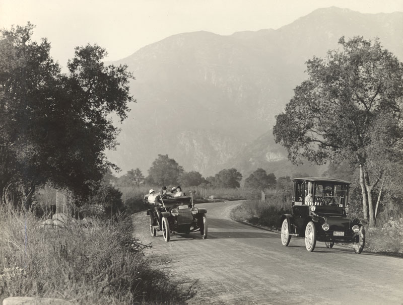 Two autos from 1906 on country road